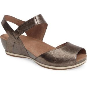 Dansko Vera Wedge Sandal Leather Pewter Sz 5.5 or Eur 36 Peep Toe Metallic